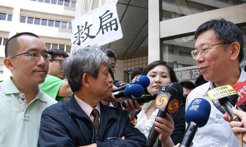郭正典(中)昔日对外说明陈水扁病情 郭正典(中)昔日对外说明陈水扁病情