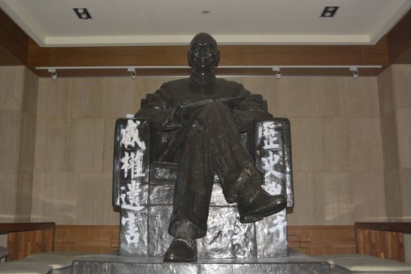 "绿委"提迁出中正纪念堂蒋介石铜像 硬币"去蒋"(图)