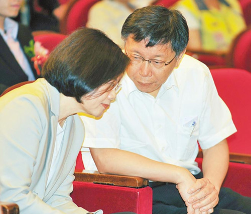 蔡英文（左）与柯文哲（右）