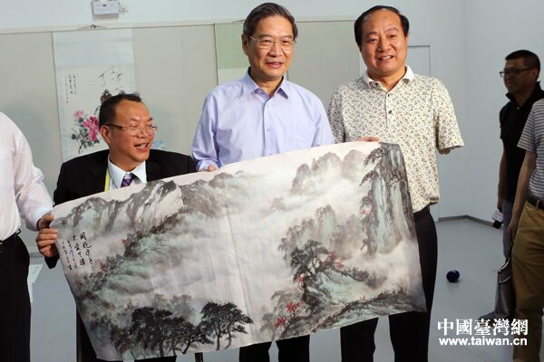 台湾残障书画家陈土金（左一）和大陆口书艺术家李墨奇将共同完成的书画作品