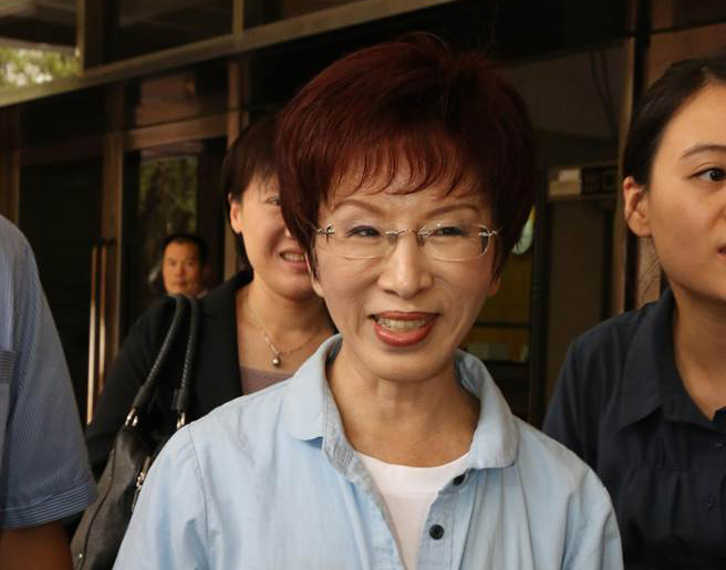 洪秀柱告名嘴诽谤案今开庭 洪出庭开心唱歌