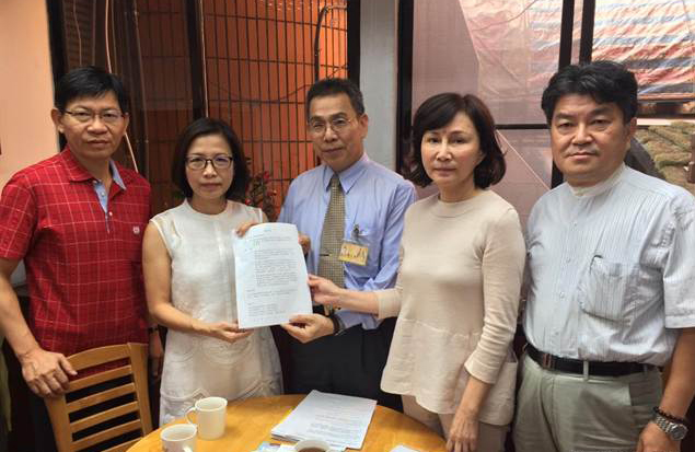 台中市议员黄馨慧（右二）、李中、朱暖英与律师洪嘉鸿，今天北上铨叙部陈情要求停止类似“清算斗争”情事