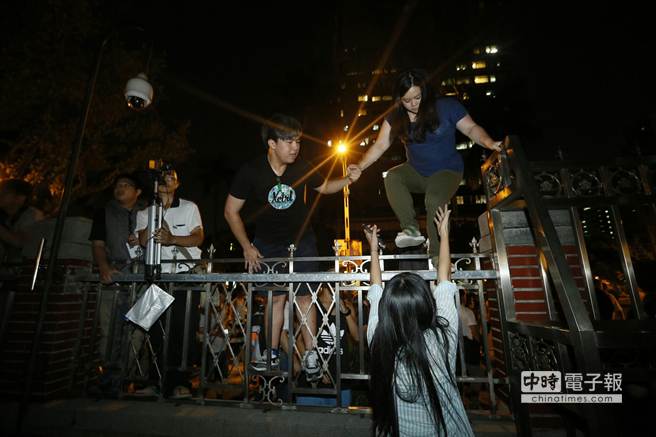 台湾反课纲学生30日晚间夜冲“立法院”（图）