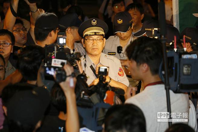 台湾反课纲学生30日晚间夜冲“立法院”（图）