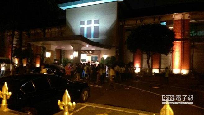 台湾反课纲学生30日晚间夜冲“立法院”（图）