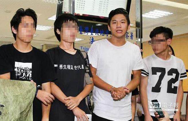 　　林姓学生（右二）等“反课纲”成员23日深夜至24日凌晨闯入“教育部”办公大楼，遭警方逮捕交保后面对媒体