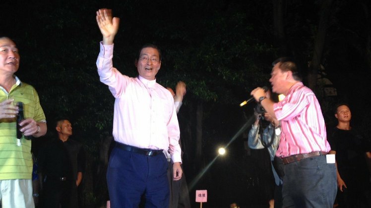 张安乐今天晚间抵达“教育部”，登上舞台挥手致意，