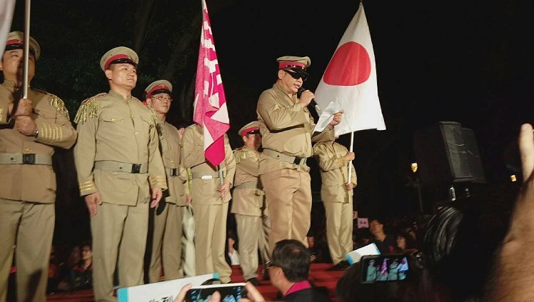 "白狼"张安乐携抗日人士后代路过"教育部" 规劝学生
