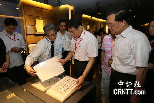 柯文哲参观中共一大会址 凝视毛泽东肖像许久(组图)