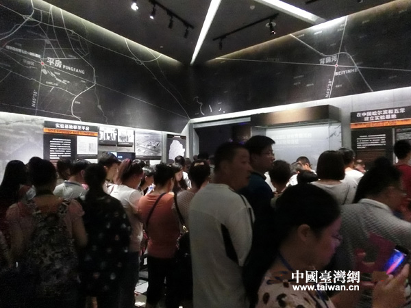 参观侵华日军第七三一部队罪证陈列馆的记者团及游客（中国台湾网 王文英 摄）