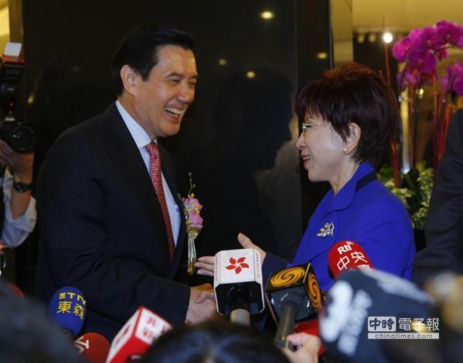 马英九与洪秀柱同台亮相 称对其表示敬佩(图)