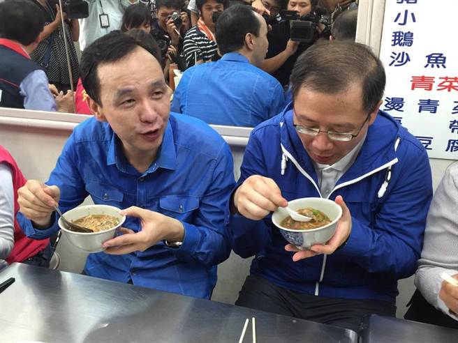 朱立伦在桃园景福宫附近，品尝桃园美食蚵仔面线