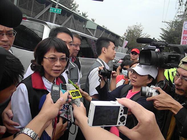 王如玄南下台中替颜秋月辅选，一下车就被媒体包围，（图/《中时电子报》 王文吉摄）
