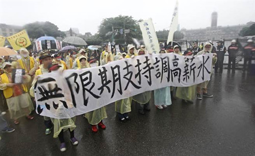 台作家批绿：执政时期薪资成长率落后国民党10倍