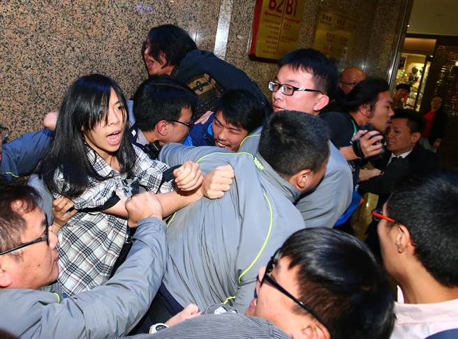 蔡英文会工商团体抗议如影随行 遭呛：资方奴才