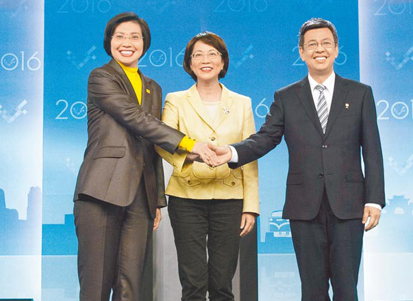 王如玄陈建仁徐欣莹抢年轻选票 辩论聚焦低薪教改