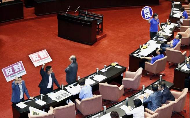 台“立法院”26日临时会处理公营事业的预算案，上千案在议场内进行冗长表决