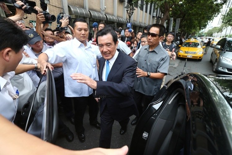 不满被周玉蔻称收政治献金 马英九亲自出庭