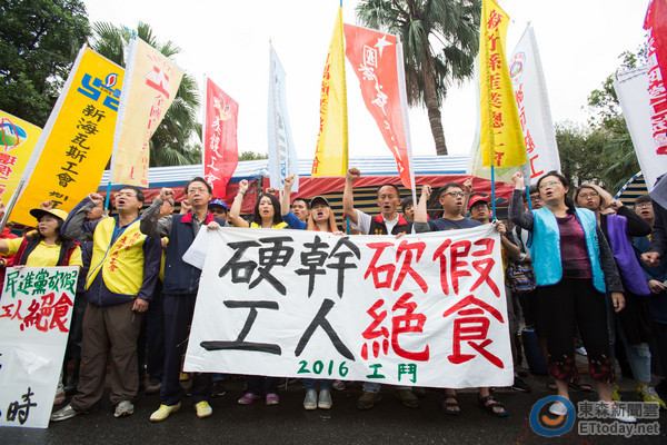 工斗团体“立法院”外绝食抗议。（图片来源：台湾东森新闻云）