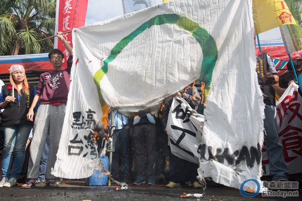工斗焚烧蔡英文竞选“点亮台湾”旗。（图片来源：台湾东森新闻云）