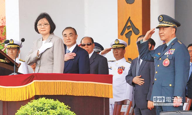 6月16日蔡英文校阅台军陆军官校学生部队，冯世宽（左二）、邱国正（右一）陪同校阅