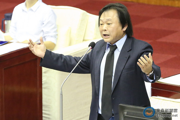 柯文哲被民进党议员骂伪君子 落水也不值得救