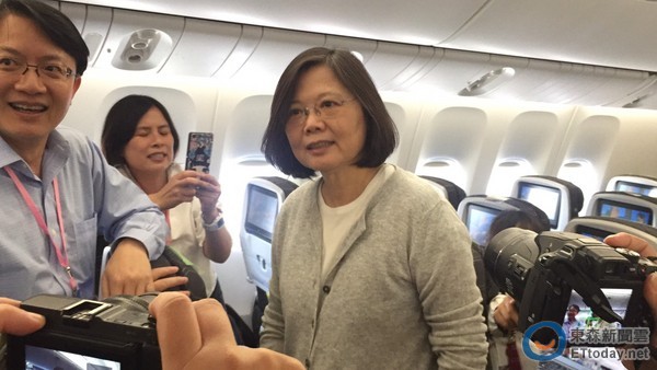 蔡英文叹公亲变事主 邱毅:典型"何不食肉糜"的白痴