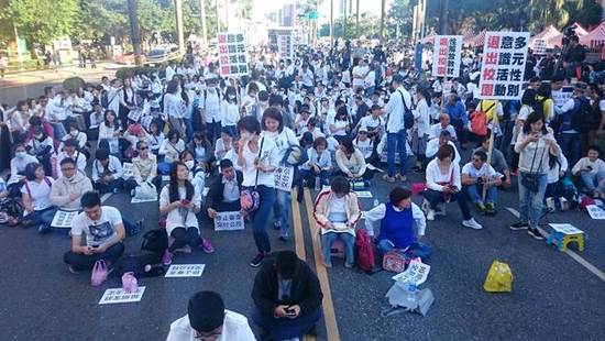 台湾反“同婚”民众再围“立法院”抗议陈情