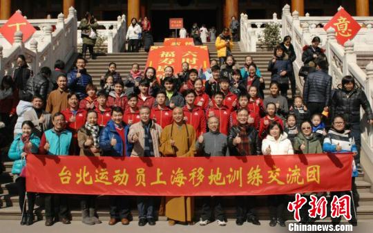 沪台体操健儿在静安寺留影 葛凤章 摄