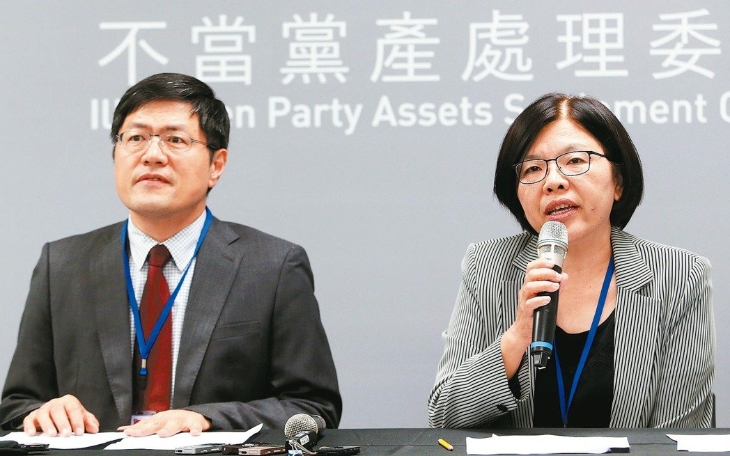 国民党指“不当党产处理委员会发言人”施锦芳（右）坐享双薪，还领18趴