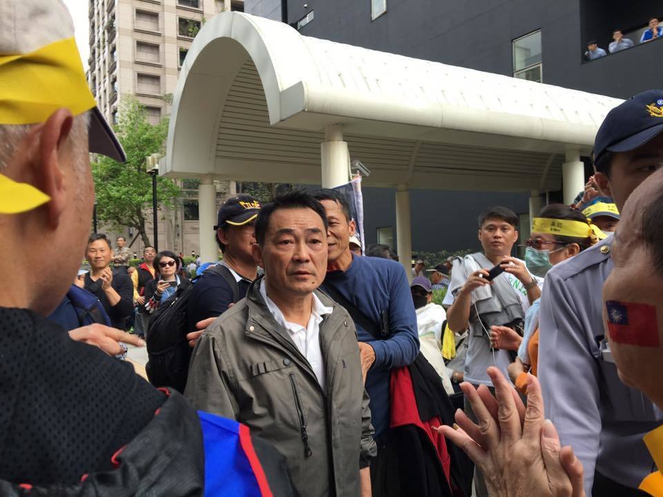台警消想进"立院"遭挡 高喊:为何"太阳花学生"可进