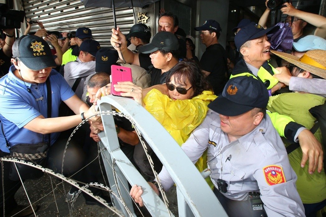 台抗议群众冒雨前进民进党中央 感慨"苍天都会流泪"