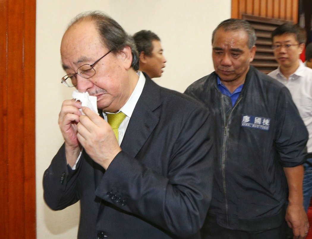 撒面粉、鸣汽笛 台“立院”审前瞻蓝绿上演全武行