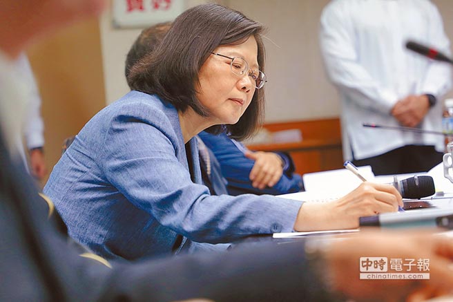 蔡英文满意度跌破3成 台媒：过多政治算计左支右绌