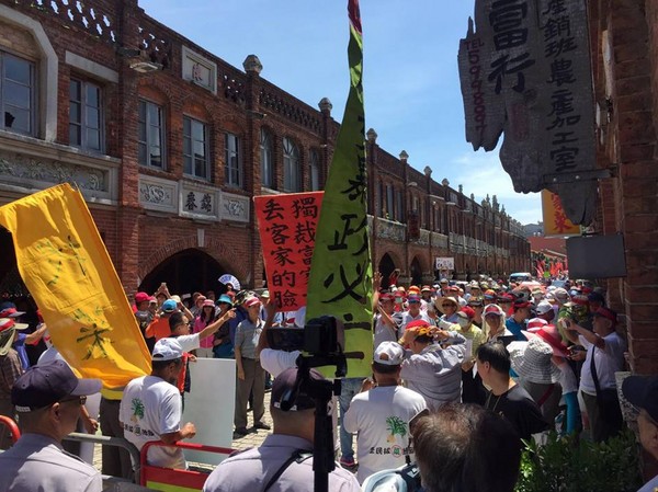 因抗议行动蔡英文取消揭匾行程 蔡办：避免亵渎众神
