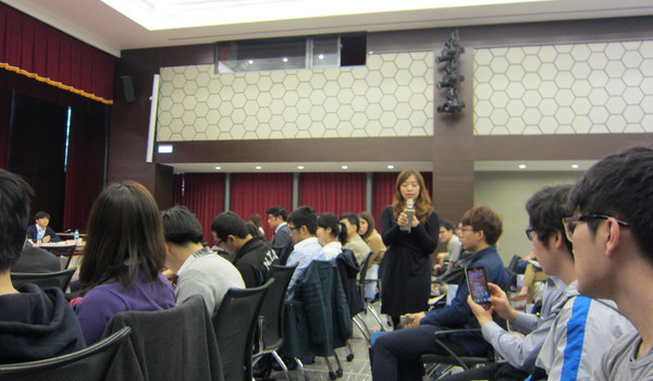 海基会26日举办在陆台生座谈与台资企业招募人才媒合,有12家台资企业征才,出席的台生则约有150人 海基会26日举办在陆台生座谈与台资企业招募人才媒合,有12家台资企业征才,出席的台生则约有150人