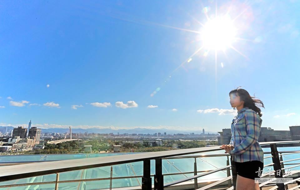 组图:台湾女飞行员裙装照很性感