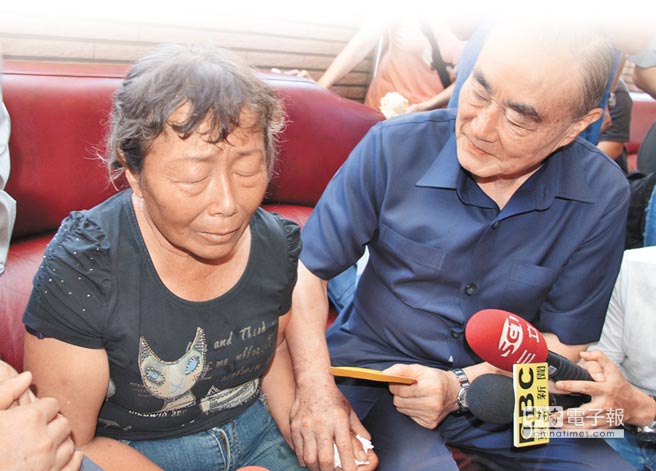 台当局防务主管部门负责人冯世宽（右）登门致歉，慰问黄的遗孀（左)