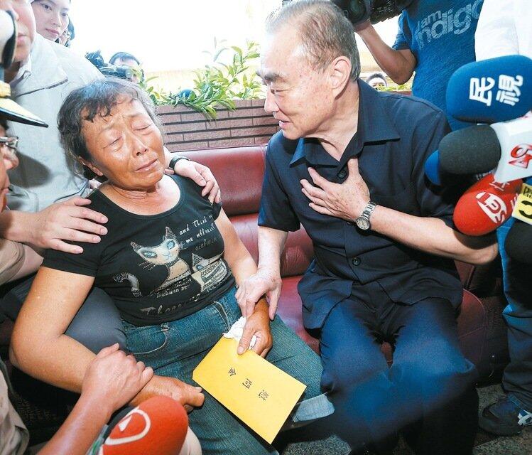 台湾遇难船长妻子：遗体都碎掉了，我儿不让我看