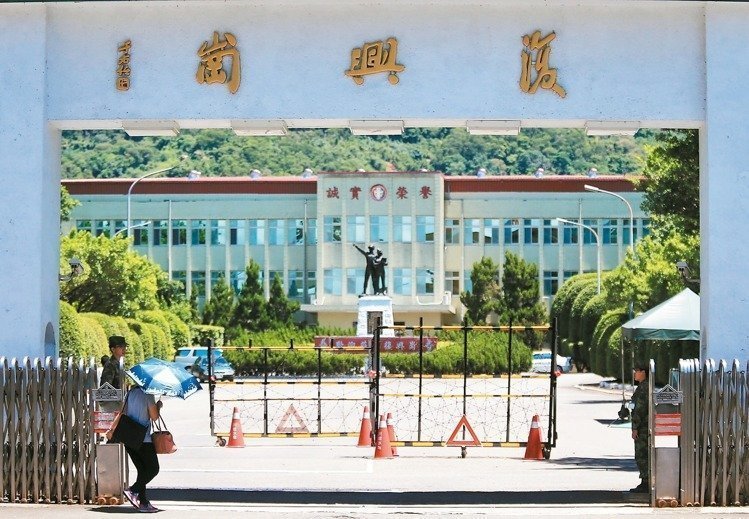 台湾军校哈韩，敬礼口号你喊“亲爱”他回“精诚”