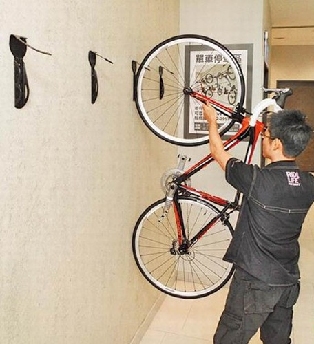 台北一女厕墙壁可挂自行车被赞人性化（图）