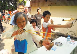 80岁台湾阿嬷参加弹弓赛身手灵活三发两中