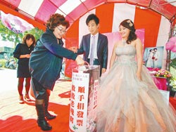 新人结婚拒收礼金以发票代替创新作法收满场祝福
