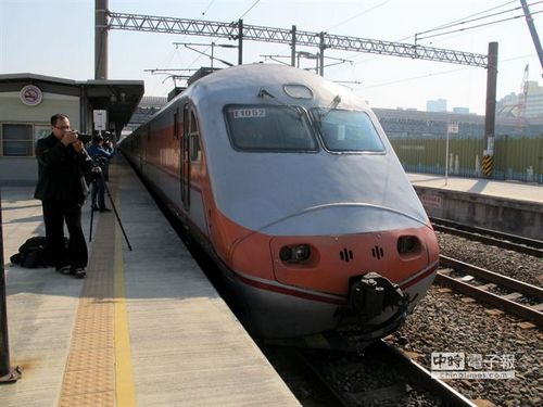 鸣笛悼念因公殉职司机铁道迷记录“感动一刻”