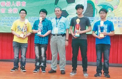 台湾大学生造智能机器人冲出迷宫不到5秒（图）