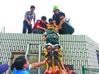 男子医院顶楼“看风景”警员五花大绑请回（图）