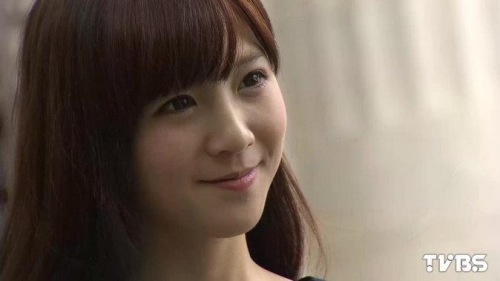 团队拍摄台湾高校女生制服年鉴 记录萌俏丽