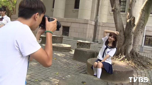 团队拍摄台湾高校女生制服年鉴 记录萌俏丽
