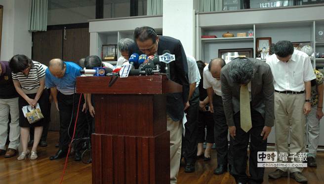 屏东县长曹启鸿带领一级主管为馊油案鞠躬道歉