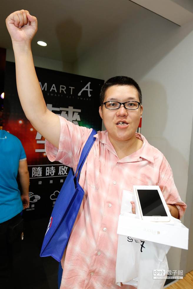 林先生花了30个小时排到第1位，展示iPhone 6 plus并高喊“果粉是疯狂的！”。
